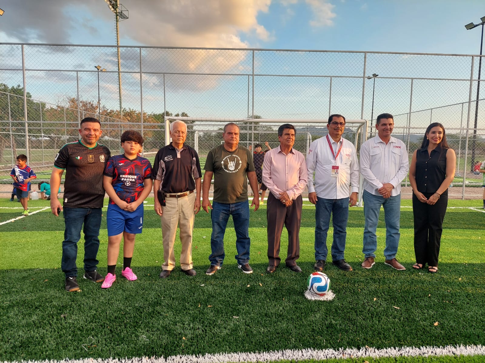 Entregan canchas de futbol de pasto sintético en Mocorito, Sinaloa