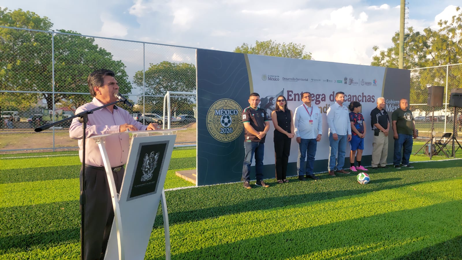 Entregan canchas de futbol de pasto sintético en Mocorito, Sinaloa