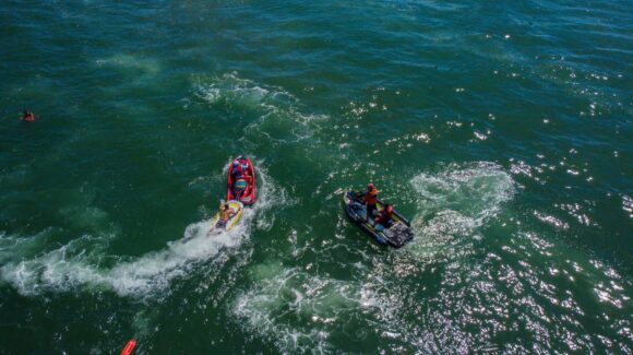Salvavidas rescatan a 62 personas en playas de Mazatlán, Sinaloa, durante la última semana; advierten oleaje elevado