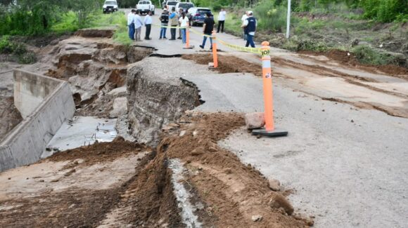 Obras Públicas prepara rehabilitación de carreteras afectadas por lluvias en Sinaloa; analizan construir un puente en Mocorito