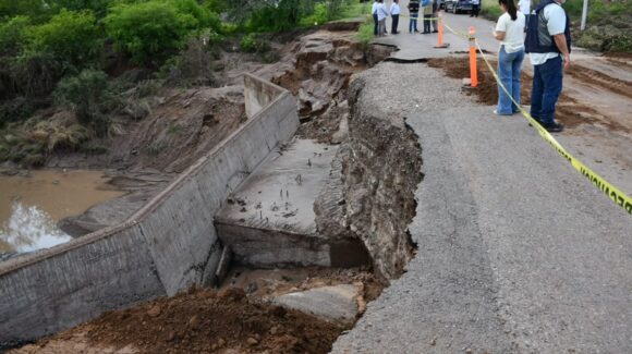 Obras Públicas del estado y municipal evalúan daños en carreteras de Mocorito, tras las intensas lluvias