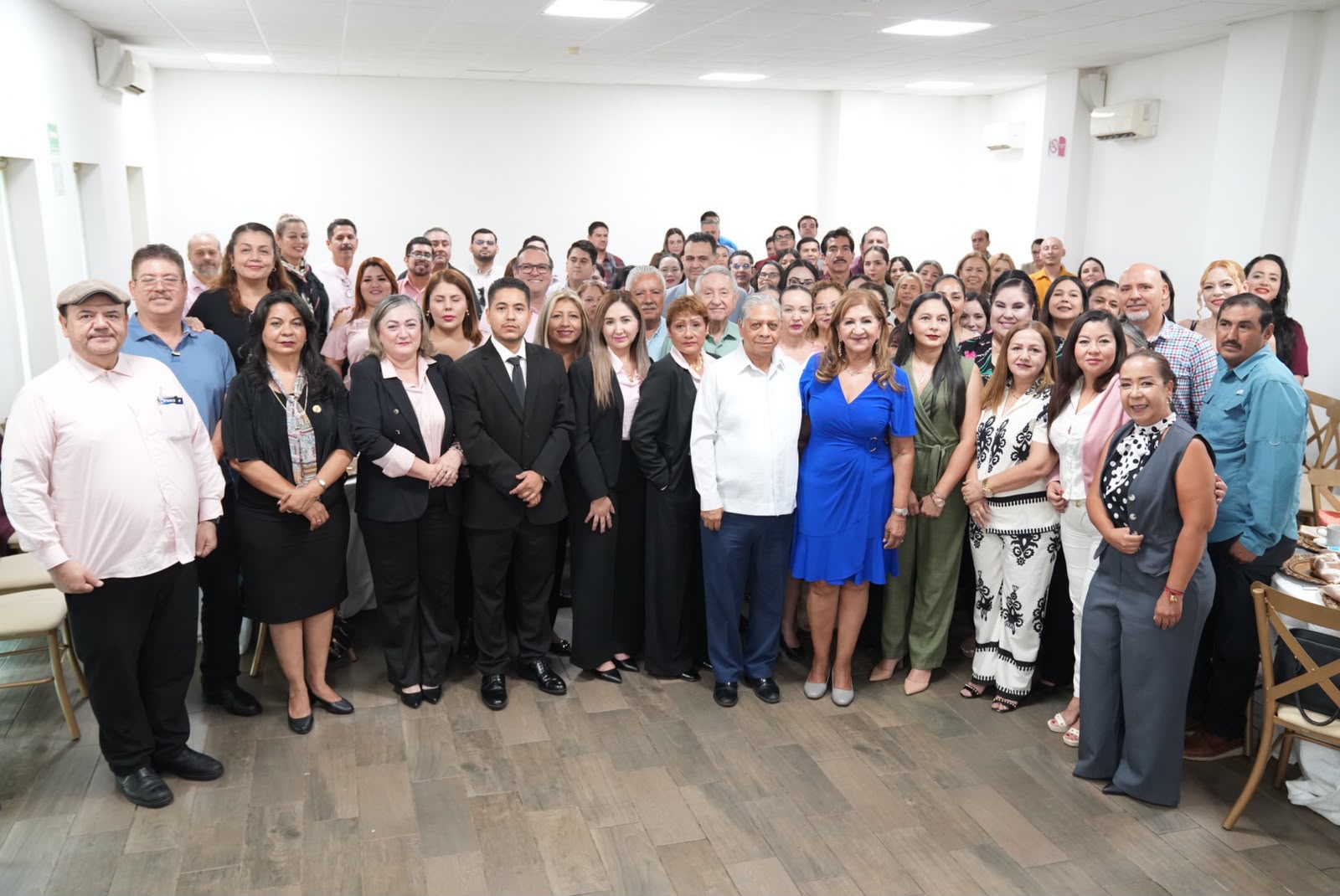 Tere Guerra en evento con abogados