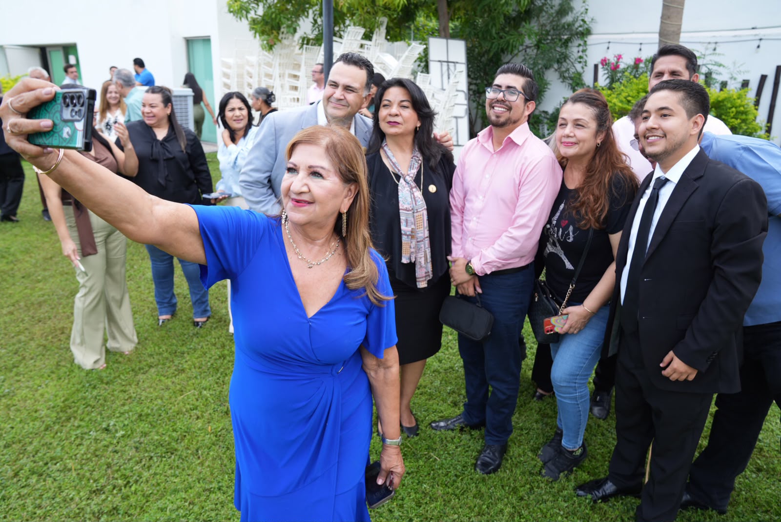 Tere Guerra en evento con abogados