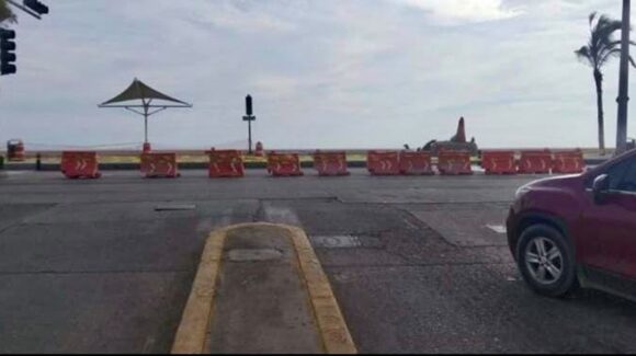 Lluvias dejan fuera de servicio semáforo clave en Avenida del Mar de Mazatlán, Sinaloa; se ajusta circulación para evitar accidentes
