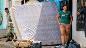 familias de ampliacion urias lo perdieron todo tras las inundaciones de mazatlan colchon
