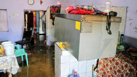 “Nos salimos por la ventana”: familias de Ampliación Urías lo perdieron todo tras las inundaciones de Mazatlán