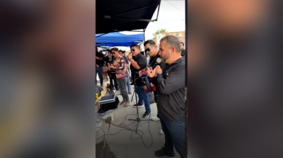 Roberto Junior y compañeros rinden homenaje a Darcy Zatarain; dedican unas canciones en su funeral en Mazatlán, Sinaloa