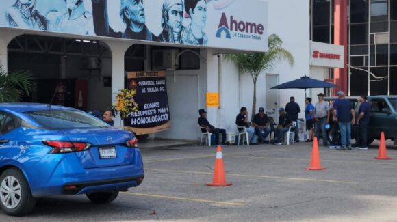 Guerreros Unidos mantienen por segundo día la toma de palacio municipal en Ahome; esperan solución del gobierno