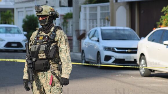 Abandonan vehículo con dos hombres sin vida en la colonia Ferrocarrilera en Mazatlán, Sinaloa