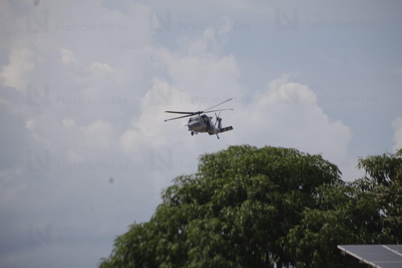 Helicóptero de la Marina en el campo El Diez, en Culiacán