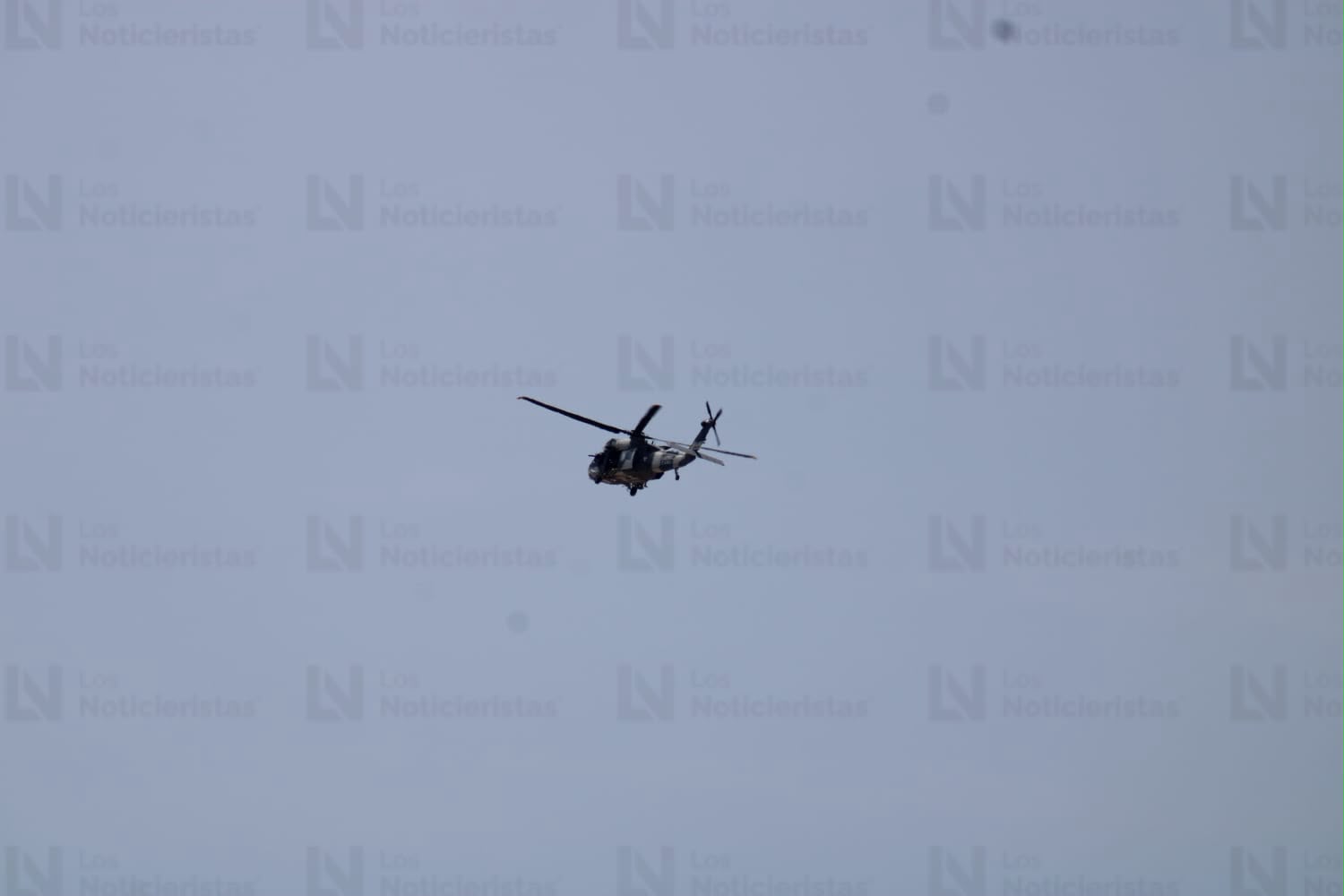 Helicóptero de la Armada de México realiza sobrevuelos en Mazatlán