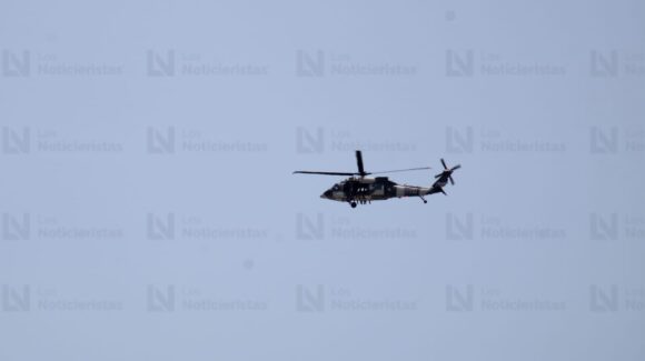 Helicóptero de la Armada de México realiza sobrevuelos a baja altura en distintos sectores de Mazatlán, Sinaloa