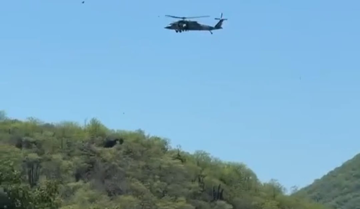 Helicóptero sobrevuela El Zapote de los Cázares, en Mocorito