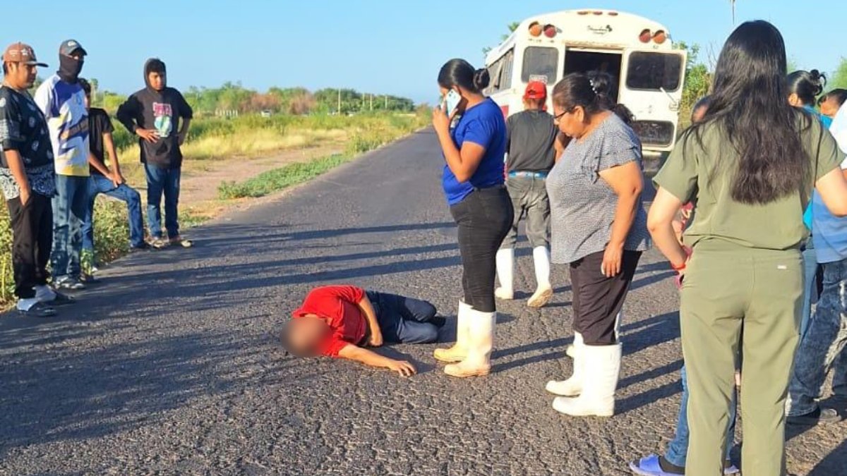 hombre se cae sobre la carretera ahome