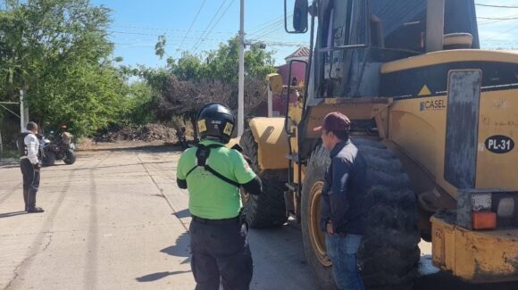 Hombre se electrocuta tras tocar con un trascabo cables de luz en Prado Bonito en Los Mochis, Sinaloa
