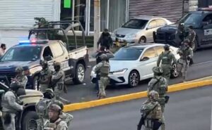 Hombres detenidos tras persecución en la México 68, en Culiacán