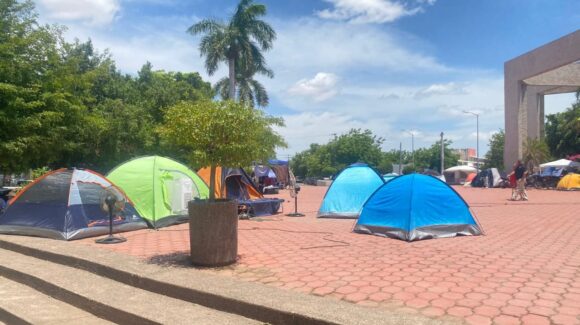 Calor extremo y agotamiento marcan el tercer día de huelga del Stashag en Guasave