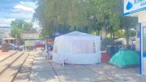 Calor extremo y agotamiento marcan el tercer día de huelga del Stashag en Guasave