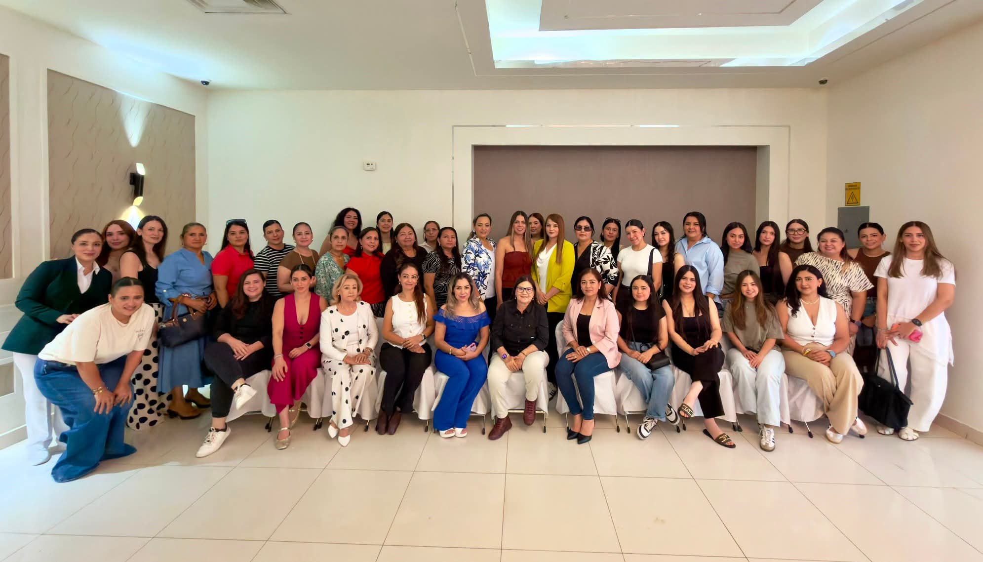 Imelda Castro en reunión con empresarias de Guasave