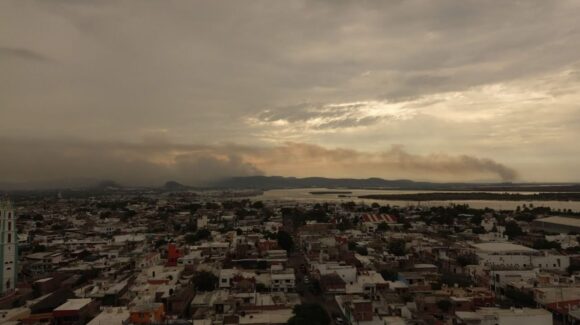 Ante humo en el basurón de Mazatlán, Sinaloa, llaman a acudir al médico en caso de reacciones a la salud