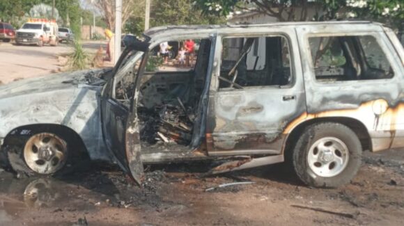 Se incendia camioneta en el ejido Mochis, en Ahome, Sinaloa