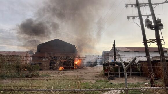 Voraz incendio consume bodega de madera y cartón en empaque frente a Batamote, Guasave, Sinaloa