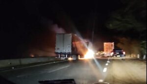 Incendio de tráiler sobre La Costera, entre Salvador Alvarado y Angostura