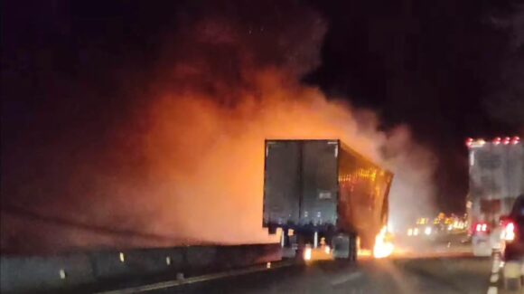 Se incendia tráiler sobre La Costera entre los municipios de Salvador Alvarado y Angostura, en Sinaloa