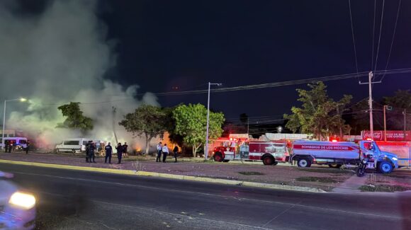 Se registra incendio en una vivienda de Los Mochis, Sinaloa; elementos de auxilio activan labores para sofocar el fuego