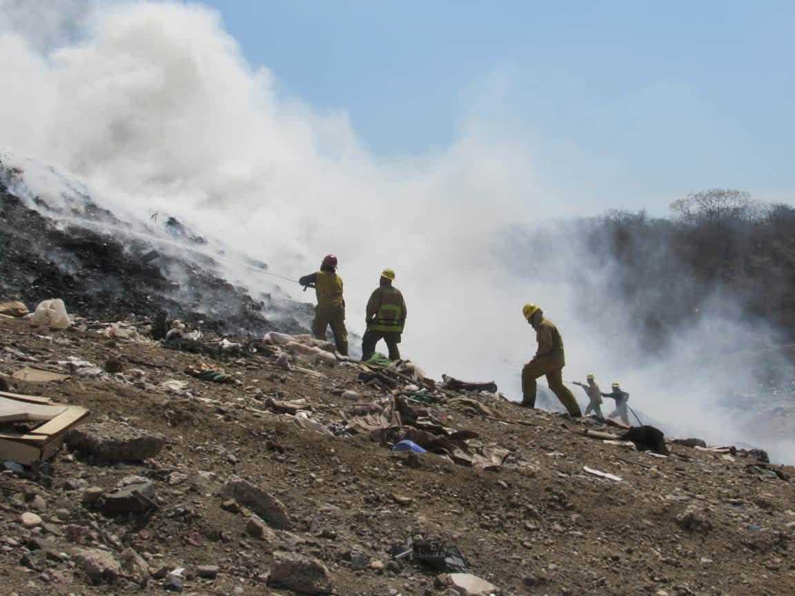 Incendio en el relleno sanitario de Mazatlán cumple tres días