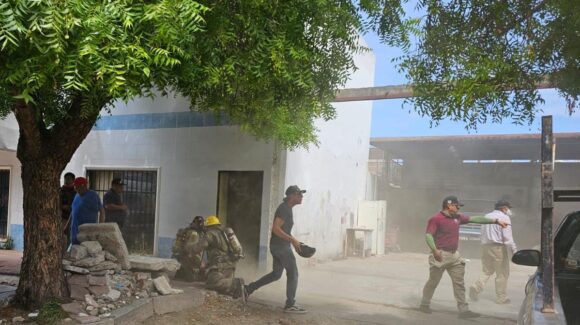 Cuerpos de auxilio rescatan a mujer en silla de ruedas tras incendiarse su vivienda en el sector Centro de la ciudad de Los Mochis