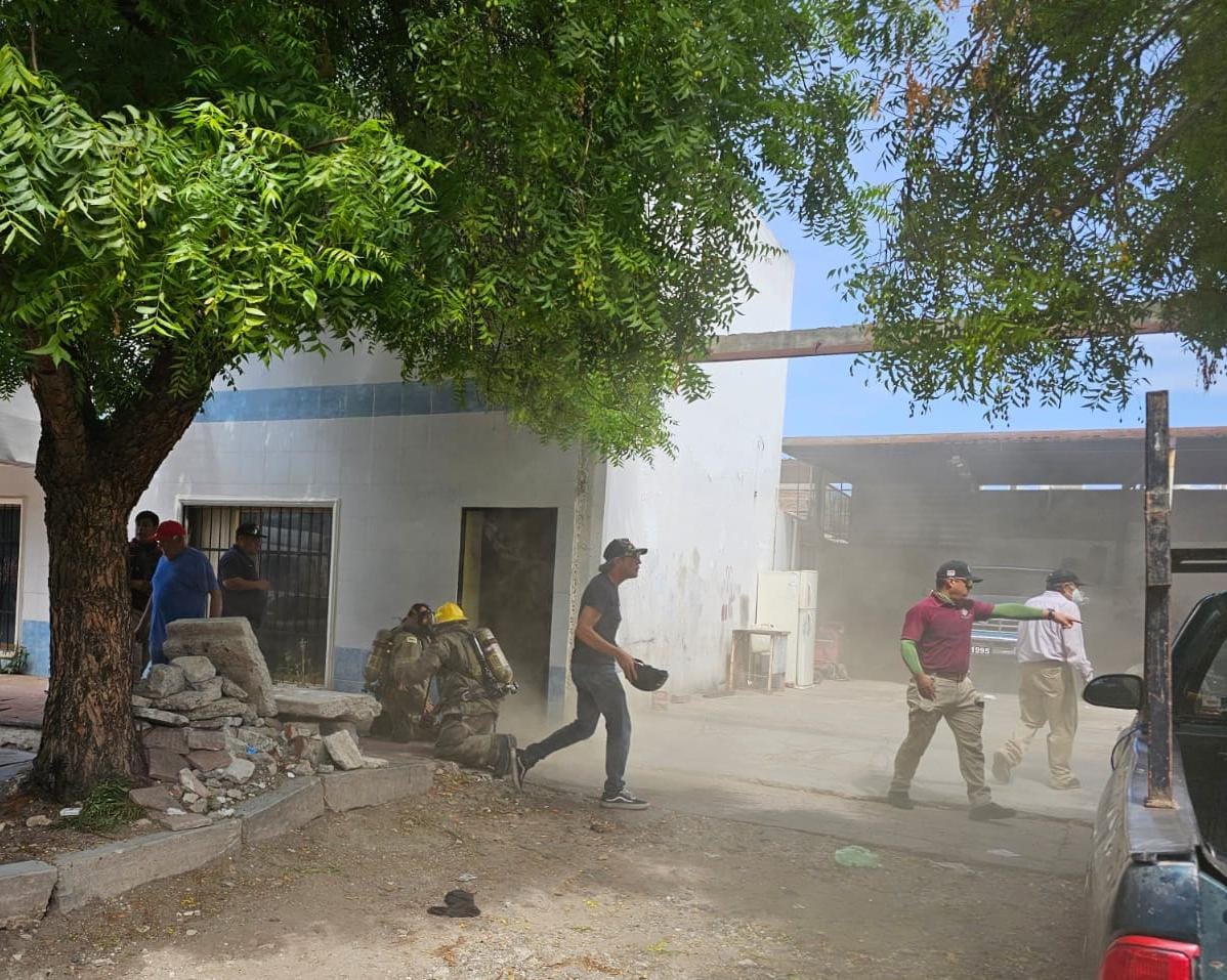 Rescatan a mujer en silla de ruedas tras incendiarse su vivienda en Los Mochis