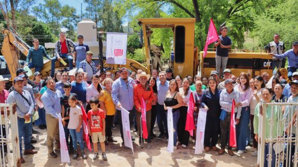 José Paz López da banderazo de inicio de obra en Santiago de los Caballeros, Badiraguato, Sinaloa