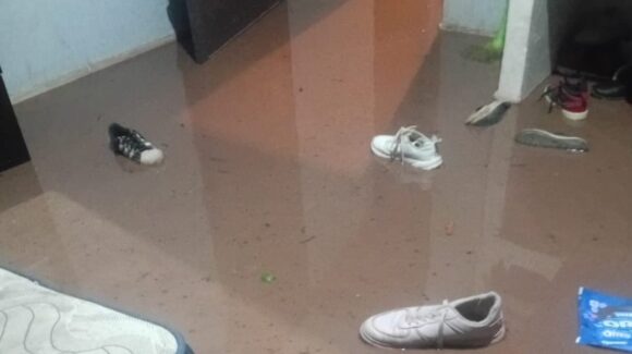 “Pensé lo peor”: Amayrani despertó con el agua dentro de su casa y el miedo de ver a sus hijos en peligro, en Caitime, Salvador Alvarado, Sinaloa