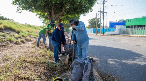 Activan jornada de limpieza y forestación en el lateral norte de la México 15 en Guasave; participan 17 empresas