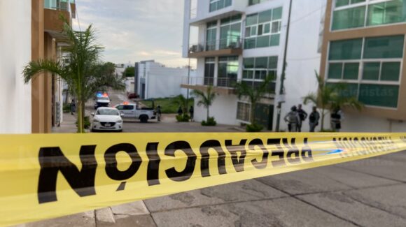 Salvó su vida, pero quedó detenido: intentan ejecutar a un joven y logra refugiarse en unos departamentos de Riveras de Tamazula, Culiacán
