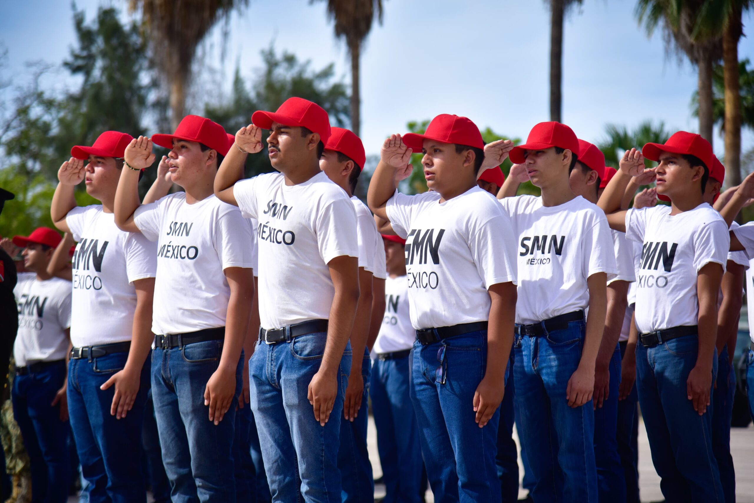 Jóvenes entran a realizar el SMN en Ahome