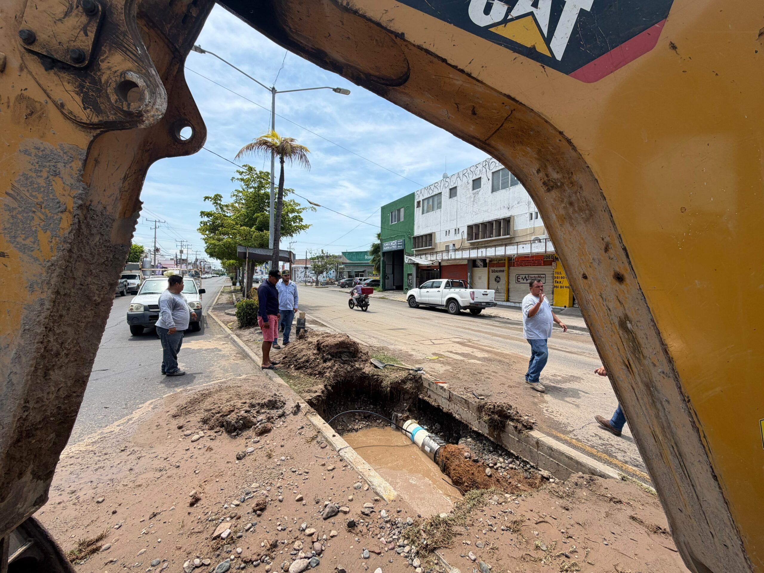 Jumapam repara fuga de agua potable