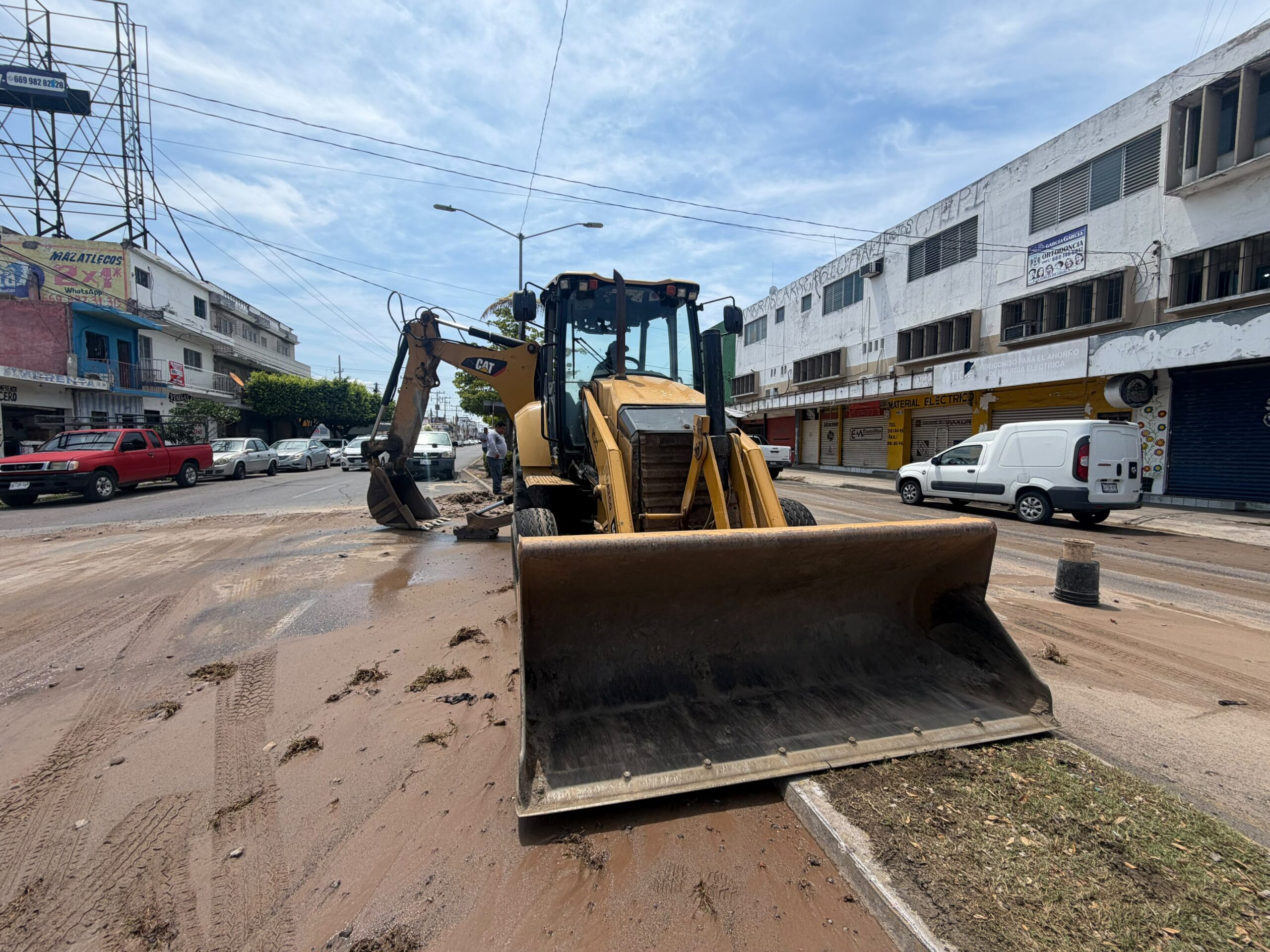 Jumapam repara fuga de agua potable