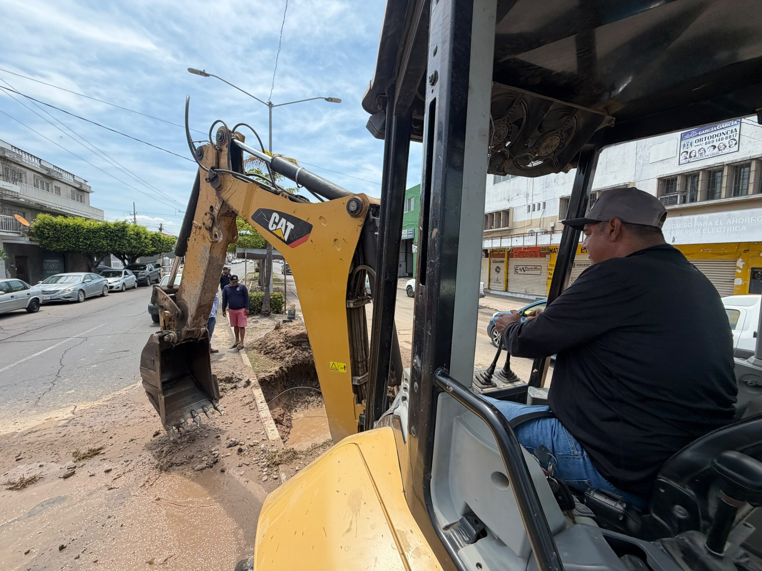 Jumapam repara fuga de agua potable