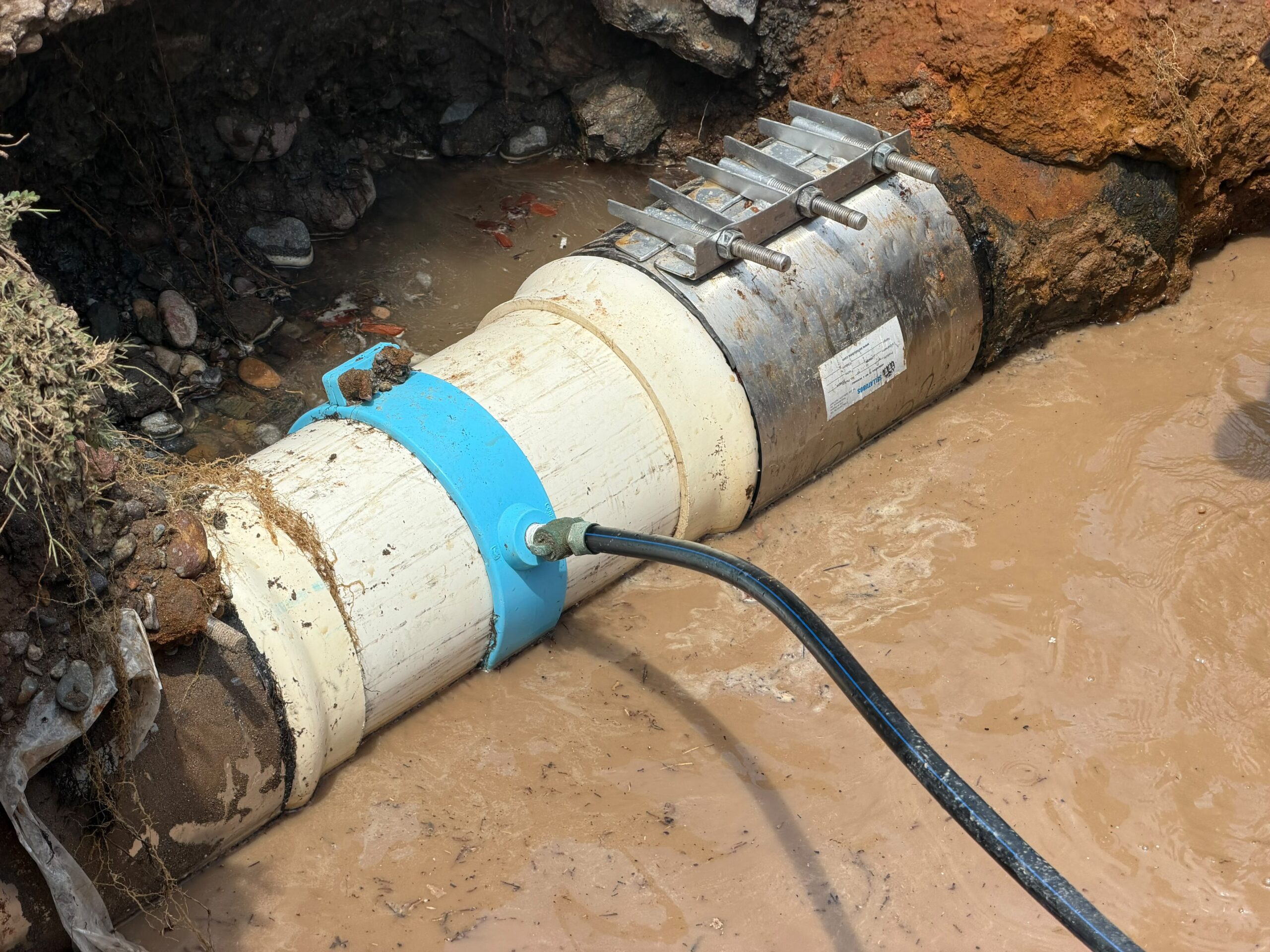 Jumapam repara fuga de agua potable