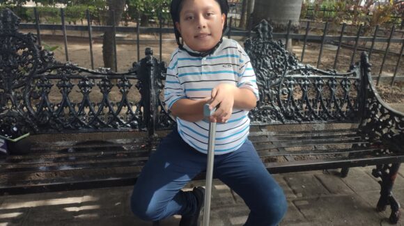 Sus músculos se están haciendo hueso y no hay tratamiento; Kevin Raúl ocupa viajar de Mazatlán a Argentina por una esperanza