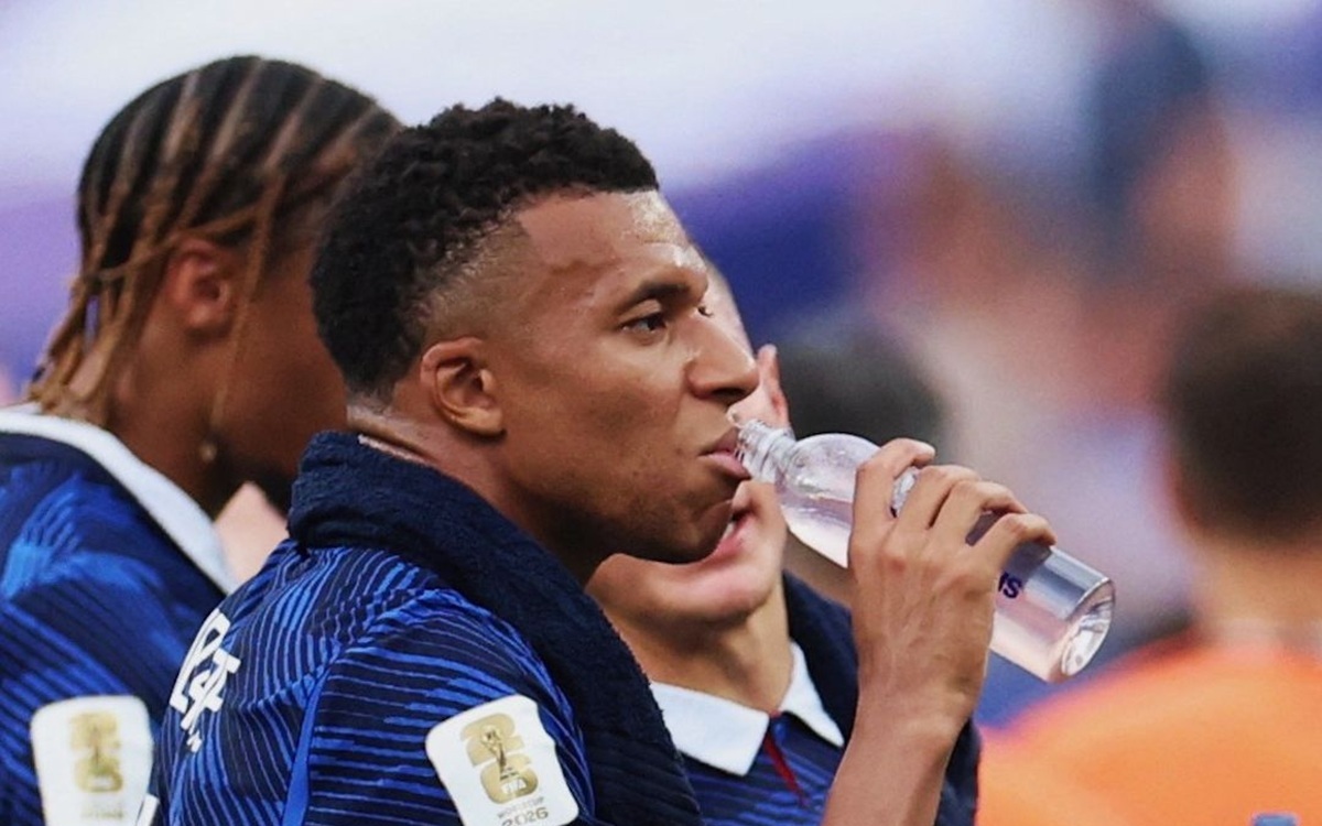 Kylian Mbappé en pausa de hidratación