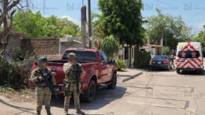 lesionan a balazos a un hombre en la colonia lombardo toledano culiacan ambulancia