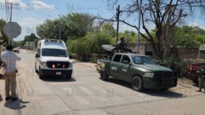lesionan a balazos a un hombre en la colonia lombardo toledano culiacan sinaloa ambulancia