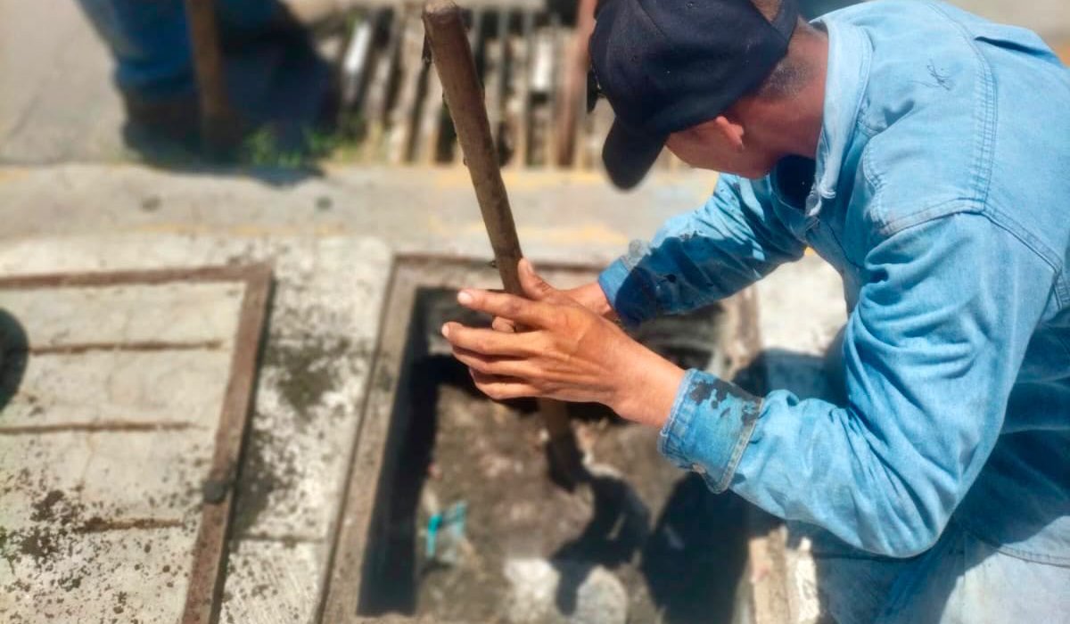 Limpian rejillas en Mazatlán ante la temporada de lluvias