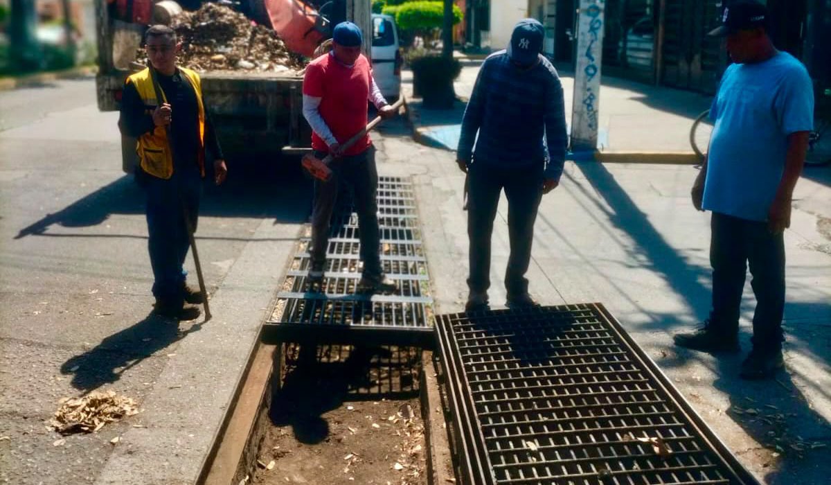 Limpian rejillas en Mazatlán ante la temporada de lluvias