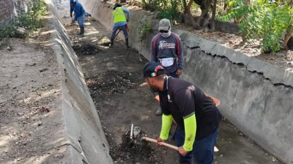 Ayuntamiento de Mazatlán refuerza limpieza de canales y rehabilitación de calles en comunidades de Villa Unión