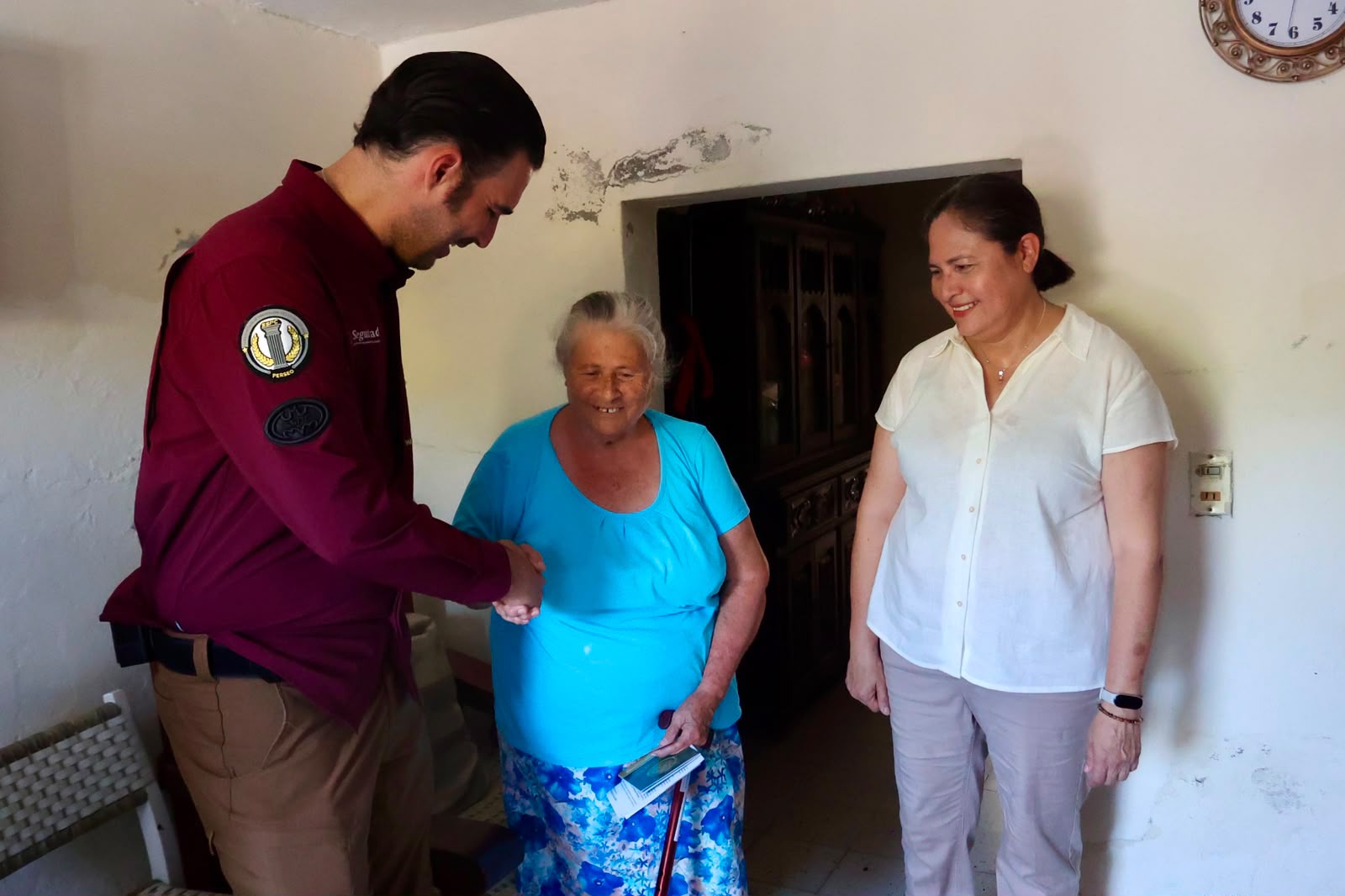 Llevan apoyos a la colonia Montuosa, en Mazatlán