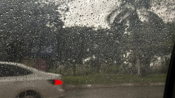 ¡Metan la ropa y saquen los kekis! La lluvia llega con fuerza a Mazatlán, Sinaloa y deja calles bajo el agua